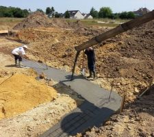 Coulage des fondations en béton liquide (pas de rajout d'eau)