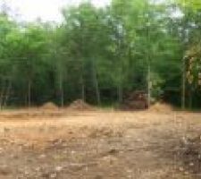 2000 m&sup2;, le chemin en bordure &agrave; droite