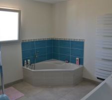 Salle de bain avec baignoire d'angle.