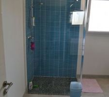 Douche à l'italienne de la salle de bain.