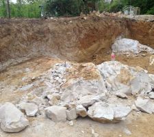 Nous faisons intervenir un deuxi&egrave;me terrassier &eacute;quip&eacute; d'un "M&eacute;calac" pour casser les pierres