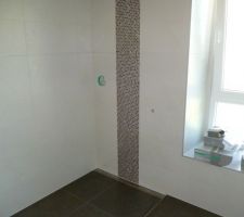Carrelage de la SDB termin&eacute;. Frise de la douche