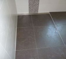 Carrelage de la SDB termin&eacute;. Douche avec caniveau