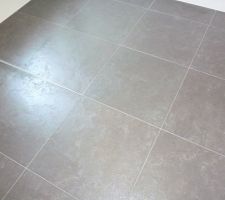Carrelage de la SDB termin&eacute;. Carrelage du sol 60 x 60