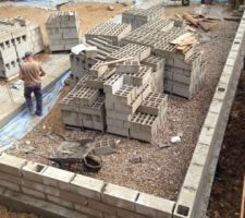 Premi&egrave;res rang&eacute;es de parpaings