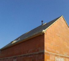 La couverture est en cours, et le premier velux posé !!