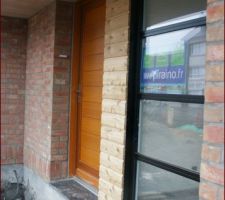 Lambris entre porte d'entr&eacute;e et fen&ecirc;tre