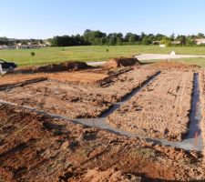 Apr&egrave;s une journ&eacute;e de terrassement, tout est fait, et les fondations sont coul&eacute;es dans la foul&eacute;e!