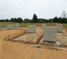 Arrivée des parpaings: ça annonce la reprise du chantier!