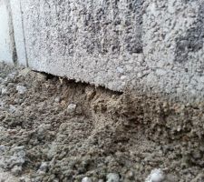 Petite surprise: je trouve que c'est un peu léger le ciment...sur l'ensemble du vide sanitaire, 2-3 endroits comme ceci :S