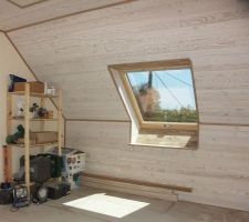 Finition du 2ème étage achevée : vue sur le velux d?une des chambres.