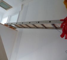 L'&eacute;chafaudage de fortune pour coller la fibre de verre dans la mont&eacute;e d'escalier