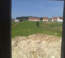 Vue sur la terrasse et le jardin depuis le séjour