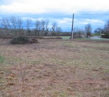 Vu du terrain nettoyé, avec juste un tas au milieu a enlever