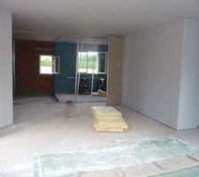 Cellier &agrave; gauche et 3eme chambre &agrave; droite