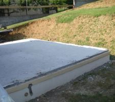 Destruction des murs et de l'ossature métallique. reste que dalle béton