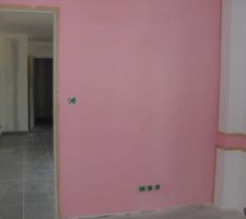 Chambre de Manon couleur lait-fraise