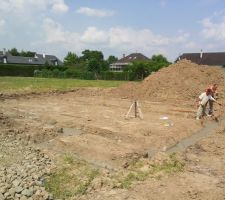 Ouvriers à pied d'oeuvre pour béton