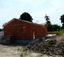 Vue côté mur garage et porte arrière du garage