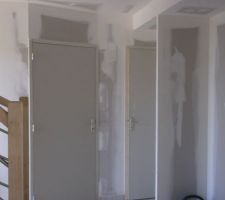 Hall d entrée. Porte de gauche cellier, porte de droite wc.
Retour de placard