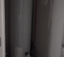 Cellier, avec ballon d eau chaude, et emplacement machine à laver et sèche linge, et rien de plus