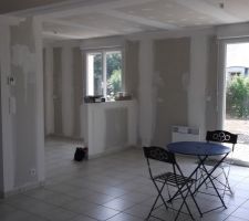 Vue du salon vers cuisine et salle à manger