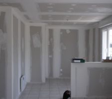Vue dalla a manger vers cuisine