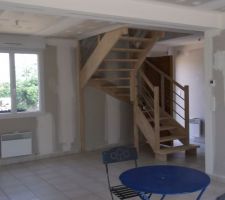 Vue de la salle à manger vers entrée et salon