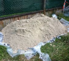 Tas de sable pour fondation de l'abri de jardin