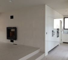 Petite vue sur la cheminée et la cuisine