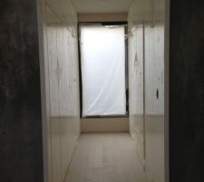 Dégagement du RDC vers le bureau et la chambre parentale
revêtement en colorcore et portes invisibles