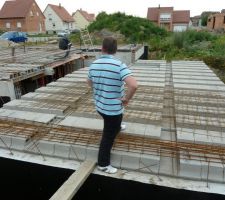 Monsieur qui fait les premiers pas dans sa maison