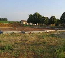 Vue de face, le garage à gauche.