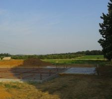 Vue de face côté droit. On distingue la future terrasse de 39 m² en angle.