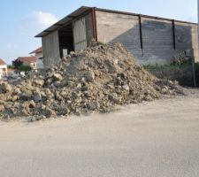 Ils nous ont laisse le bordel devant la maison et je pense sur la route aussi