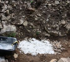 J'ai creus&eacute; environ 25 cm, rempli de petits cailloux et pos&eacute; mon mortier...