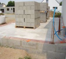 Livraison de parpaings pour l'élévation des murs du garage.