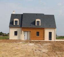 Le soleil sur le face avant de la maison à 18H