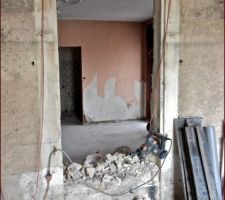 Transformation  d'une fenêtre en porte d'entrée pour la communication des deux bâtiments (ancien et nouveau) à partir du hall d'entrée.