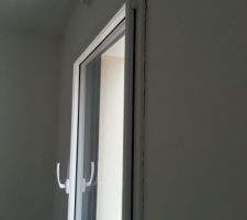 Quoi de mieux en voulant régler la fenetre que de décoler l'huisserie de son support ?
Le mieux en plus c'est quand tout est peint !