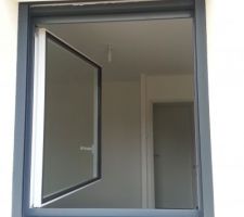 Tiens on va laisser la fenêtre grand ouverte en partant pour laisser aérer devaient se dire les ouvriers...
