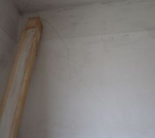 Fissure sur mur d'une chambre