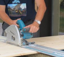 Gros plan sur la makita avec son rail de guidage