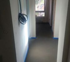 Chape demi-niveau Vue sur chambre parents au fond et dressing, puis salle d'eau à gauche et dégagement à droite