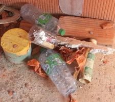 Exemple de déchet laissés sur le chantier (c'est moi qui les ai rassemblé) : paquet de cigarette vide, bouteilles plastiques, déchets plastiques polluants divers