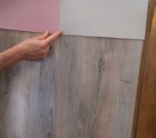 Nouveaux choix pour la chambre de la p&eacute;pette, toujours le m&ecirc;me parquet et le m&ecirc;me rose pour la peinture mais par contre on part sur du gris clair pour le reste de la chambre.