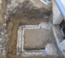 Ferraille dans le fouilles et deux tiges en horizontal dans les angles