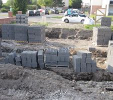 Surprise du jour, les fondations ont été creusée et le béton a été coulé !

Fondation partie 1, c'est fait !