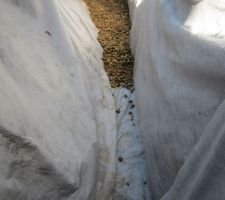Drainage : une enveloppe en g&eacute;otextile ou le fond est remplie de galet