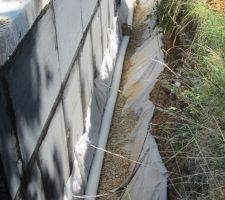 Le tuyau de drainage de diamètre 160 mm et posé sur les galets avec une petite pente